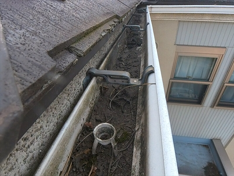 雨樋に土がかなり溜まっていますが、高圧洗浄で洗い流すことができる量でした。